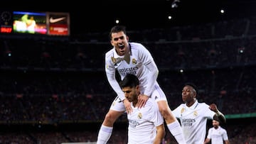 Ceballos y Asensio celebran el gol del balear que posteriormente sería anulado por un fuera de juego milimétrico.