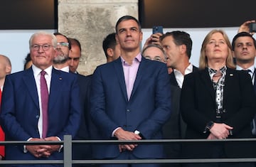 El presidente de Alemania, Frank-Walter Steinmeier, junto con el presidente del Gobierno de España, Pedro Sanchez  y la presidenta del Bundestag, Baerbel Bas, en el palco del Olympiastadion de Berlín.