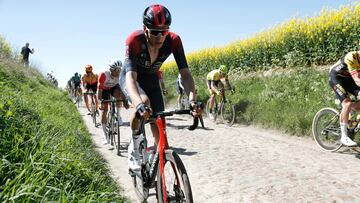 El ciclista británico Ben Turner rueda durante un tramo de adoquines en la París-Roubaix.