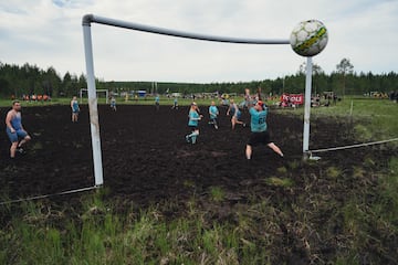 Cualquier superficie es buena para jugar un partido de fútbol. Incluso un campo embarrado como el que aparece en la imagen. Corresponde a la Copa Mundial de fútbol de pantano, que ha tenido lugar en Hyrynsalmi, Finlandia. Los equipos los forman cinco jugadores de campo y un portero que se enfrentan durante dos tiempos de diez minutos cada uno.