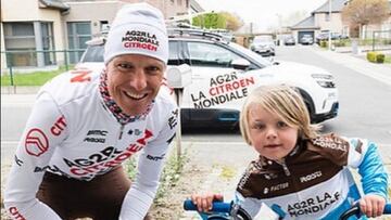 El ciclista Michael Sch&auml;r posa junto a su hijo.