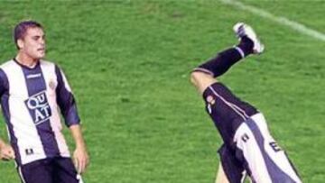 <b>ACROBACIA ASTURIANA. </b>Luis García anotó de penalti el gol del empate españolista, y lo celebró como en él es habitual.