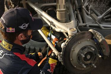 Peterhansel se mete en un lío