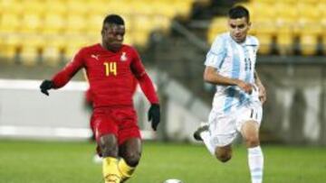 ZEA52 WELLINGTON (NUEVA ZELANDA) 02/06/2015.- El futbolista ghanés Jospeh Aidoo (izq) junto al argentino Ángel Correa.