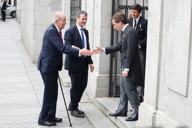El rey Juan Carlos saluda a José Luis Martínez Almeida a su llegada a la parroquia del Sagrado Corazón y San Fraqncisco de Borja.