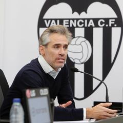 Corona: “Estuve en Singapur este fin de semana para ver si encontrábamos soluciones en fichajes”