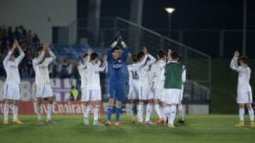 Los jugadores del Castilla dan las gracias al público por su apoyo.