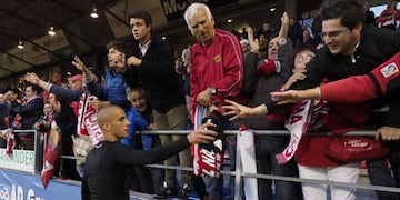 Tejera entrega su camiseta a uno de los numerosos seguidores del Nàstic que viajaron hasta Lugo.