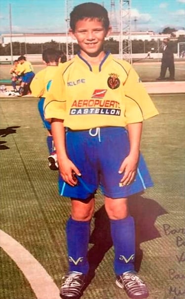 Formado en la cantera del Villarreal, donde ha desarrollado hasta el momento toda su carrera profesional. Debutó con el primer equipo en 2016. El 15 de noviembre debutó con la selección absoluta ante Malta en la fase de clasificación, para la Eurocopa 2020.