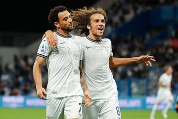 Reggio Emilia (Italy), 20/10/2023.- Lazio's Felipe Anderson jubilates with his teammates after scoring the goal during the Italian Serie A soccer match US Sassuolo vs SS Lazio at Mapei Stadium in Reggio Emilia, Italy, 21 October 2023. (Italia) EFE/EPA/ELISABETTA BARACCHI