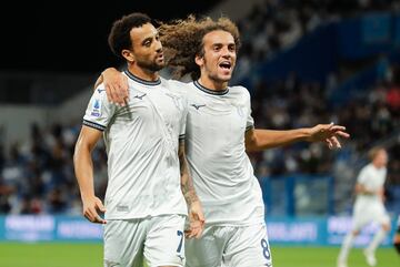 Reggio Emilia (Italy), 20/10/2023.- Lazio's Felipe Anderson jubilates with his teammates after scoring the goal during the Italian Serie A soccer match US Sassuolo vs SS Lazio at Mapei Stadium in Reggio Emilia, Italy, 21 October 2023. (Italia) EFE/EPA/ELISABETTA BARACCHI
