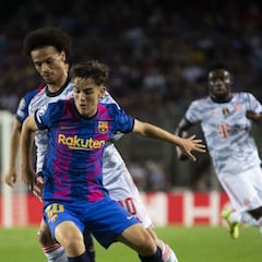 Gavi (17 años) pasa por delante de Sergi Roberto y Coutinho