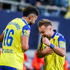 Ontiveros se gusta y guía al Cádiz hasta la victoria