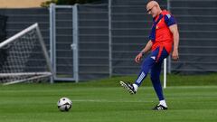 DONAUESCHINGEN (ALEMANIA), 11/07/2024.- El entrenador de la selección española, Luis de la Fuente, durante el entrenamiento realizado este jueves en su cuartel general de Donaueschingen, donde el combinado prepara el partido de la final de la Eurocopa 2024 que disputarán ante la selección de Inglaterra el próximo domingo en el Olympiastadion de Berlín. EFE/J.J. Guillén
