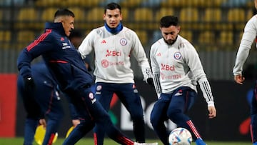 Los jugadores de la seleccion chilena, Alexis Sanchez y Eugenio Mena son fotografiados antes del partido amistoso contra República Dominicana disputado en el estadio Sausalito de Viña del Mar.