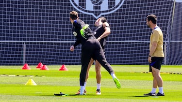 Wojciech Szczesny y Roberto Lewandowski se han tomado uno de los últimos entrenamiento de la temporada con mucho humor. Los jugadores polacos protagonizaron una cómica acción durante el entreno, Szczęsny propinó un 'puñetazo' a su compatriota, que cayó derribado y el delantero se la 'devolvió' al instante. Todo en tono de buen ambiente entre ambos compañeros.