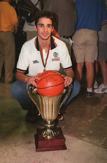 Navarro ya conseguía títulos con las categorías inferiores de la Selección. Fue medalla de oro en el Europeo Sub-18 de Varna en 1998 y en el Mundial Sub-19 de Lisboa en 1999.
