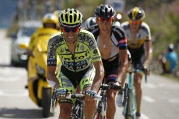 Alberto Contador, seguido de Warren Barguil, durante la etapa entre Gap y Saint-Jean-de-Maurienne.