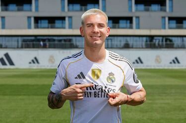 Franco Mastantuono vestido de blanco. 