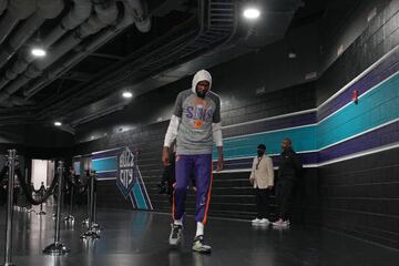 Kevin Durant entrando en el Spectrum Center de Charlotte para realizar el calentamiento antes de su debut con los Suns. 