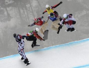 El ruso Nikolay Olyunin, el español Lucas Eguibar, los estadounidenses Trevor Jacob y Alex Deibold, el noruego Stian Siveryzen y el canadiense Kevin Hill compiten durante las semifinales del Snowboard Cross masculino de los Juegos Olímpicos de Invierno Sochi 2014