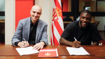 30-08-22 EL FRANCÉS AXEL BAMBA, JUNTO AL PRESIDENTE EJECUTIVO DAVID GUERRA, FIRMA COMO NUEVO JUGADOR DEL SPORTING HASTA 2025.