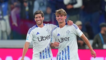 Sergi Roberto y Nico Paz durante el partido de Serie A contra el Atalanta.