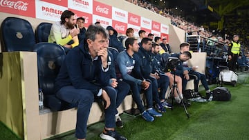 VILLARREAL (CASTELLÓN), 05/11/2023.- El entrenador del Villarreal, José Rojo Martín "Pacheta" (i), en el partido correspondiente a la jornada 12 de LaLiga que Villarreal CF y Athletic Club de Bilbao disputan este domingo en el Estadio de la Cerámica en Villarreal. EFE/Andreu Esteban