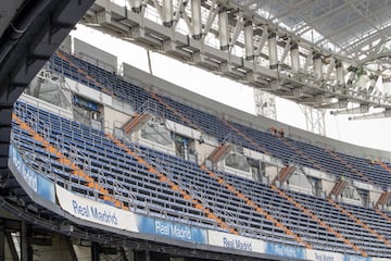 Los trabajos de remodelación del estadio del Real Madrid siguen sin pausa. A unos días del estreno los esfuerzos se centran en el terreno de juego.