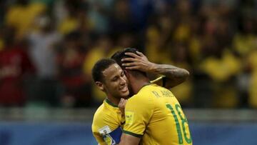 Renato Auguisto celebra un gol con Neymar.