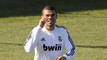 Pepe vuelve 38 días después y con su renovación parada