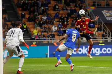 Italia es Italia la pinten como la pinten. De azul o de blanco, con once jugadores o con diez. Y fiel a ese ADN fue capaz de forzar un final de infarto pese a estar poco menos que en la lona. Así ocurrió en San Siro, donde un gol de Pellegrini en el 83' a punto estuvo de echar por tierra el recital de España. No dio tiempo y La Roja se clasificó para la final de la Nations League 2021. Lo hizo con un chaval de 21 años (Ferran) como goleador y dos de 17 (Gavi) y 18 (Pino) como debutantes con nota.