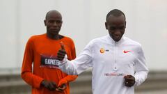 Kipchoge rompe la barrera de las 2 horas en maratón: 1h59:40