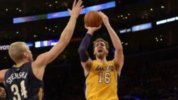 Pau Gasol lanza ante los Pelicans.