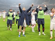 Crvena Zvezda Beograd's players celebrate at the end of the UEFA Europa League - knockout round play-off first leg - football match between LOSC Lille and FK Crvena Zvezda Beograd (Red Star Belgrade) at the Pierre Mauroy Stadium in Villeneuve d'Ascq, northern France, on February 19, 2026. (Photo by Francois LO PRESTI / AFP)