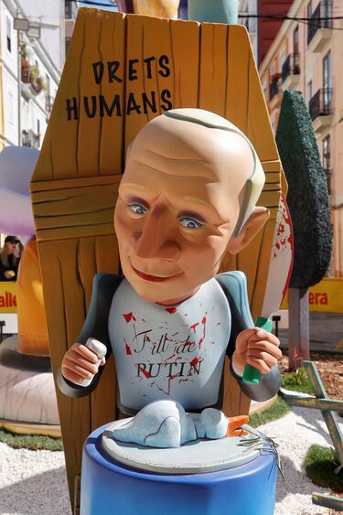Un 'ninot' que representa a Vladimir Putin, frente a un ataúd de "derechos humanos" y comiendo la paloma de la paz en un tanque de petróleo ucraniano. 