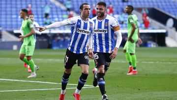 BARCELONA, SPAIN - APRIL 01: Raul de Tomas of RCD Espanyol celebrates scoring his side's first goal during the Liga Smartbank match betwen RCD Espanyol de Barcelona and CF Fuenlabrada at RCDE Stadium on April 01, 2021 in Barcelona, Spain. Sporting st