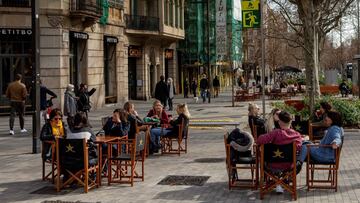 GRAFCAT7982. BARCELONA, 05/02/2021.- Aspecto de una terraza de un bar en el centro de Barcelona este viernes, cuando los contagios siguen a la baja en Cataluña pero con casi cien fallecidos contabilizados en las últimas 24 horas, a poco más de dos días de que se inicie la vacunación con el compuesto de AstraZeneca a los miembros de los servicios esenciales, como sanitarios que no están en primera línea de la COVID, bomberos, policías y otros colectivos de emergencias. EFE/Enric Fontcuberta