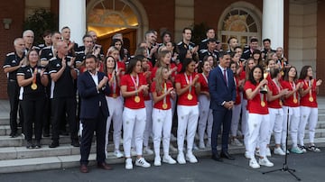 Ivana Andrés holds the trophy as Prime Minister Pedro Sánchez receives the national team after their 2023 World Cup victory.