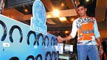 <b>EL SEVILLA VISITÓ EL SICAB</B>. Jugadores, técnicos y el Consejo de Administración visitaron ayer el Salón Internacional del Caballo.