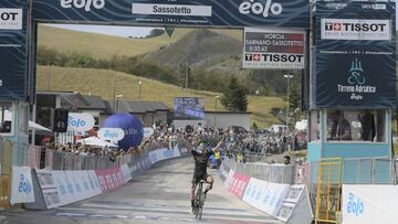 Simon Yates avisa de cara al Giro con su triunfo en Sassotetto