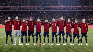 Los jugadores espa&ntilde;oles escuchan el himno nacional antes del encuentro ante Suecia de clasificaci&oacute;n para el Mundial 2022 de Qatar