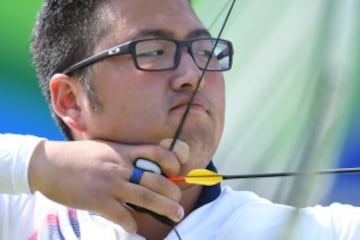 El número uno del Ranking Mundial de Tiro con Arco pasó de la gloria al fracaso. En la ronda clasificación para armar el cuadro de competencia, el surcoreano Kim Woo-Jin logró imponer récord olímpico y mundial, pero luego quedó eliminado en segunda ronda (16vos de final) y no consiguió la medalla de oro que se esperaba de él.