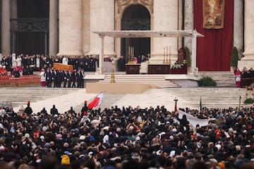 Los portadores del féretro llevan el ataúd del Papa Emérito Benedicto XVI al comienzo de su misa fúnebre en la Basílica de San Pedro el 5 de enero de 2023 en la Ciudad del Vaticano