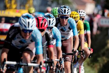 Romain Bardet, junto a otros corredores, durante la 15ª etapa del Tour de Francia.