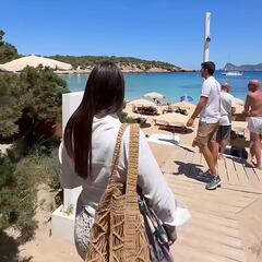 La queja de dos influencers italianos en Ibiza: “Cuesta más estar en un chiringuito que el vuelo”