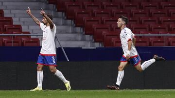 Aitor Garc&iacute;a e Iza, jugadores del Rayo Majadahonda, celebran un gol frente al Sporting. 