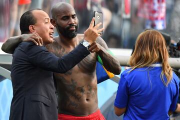 Felipe Baloy posa para una selfie tras el partido