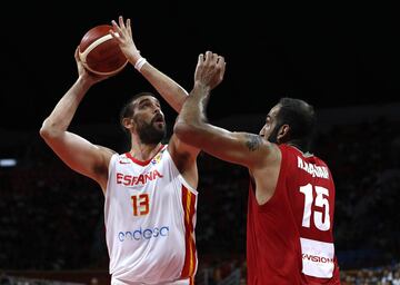 Marc Gasol defendido por Hamed Haddadi.