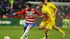 Collado pelea el bal&oacute;n con Busquets.